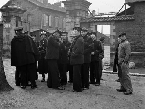 Gordon Roger Alexander Buchanan Parks, (United States, 1912 - 2006)
Men standing in street, Pa…