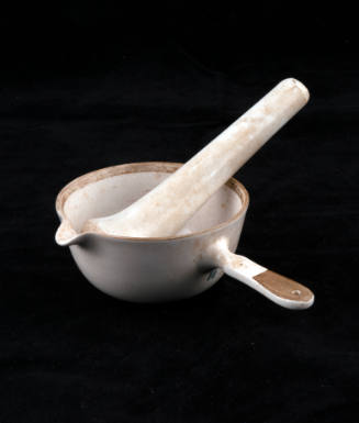 Chemistry lab handled spout crucible 180-3A and pestle