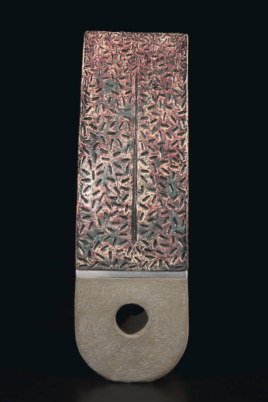 Title unknown (monolith with dark green at bottom, metal strip, and cream with red at top)