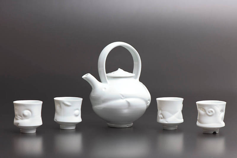 Title unknown (tea set - white pot and 4 cups)